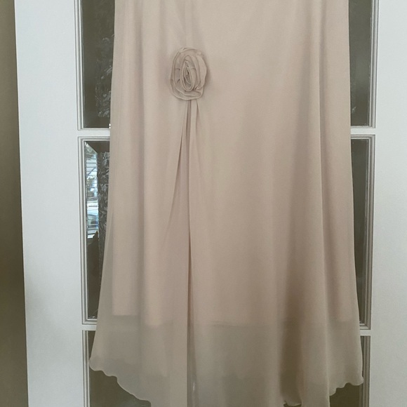 2 piece lace top and crepe skirt. Elastic waist band. Brand new. Size 8 US - Picture 4 of 6